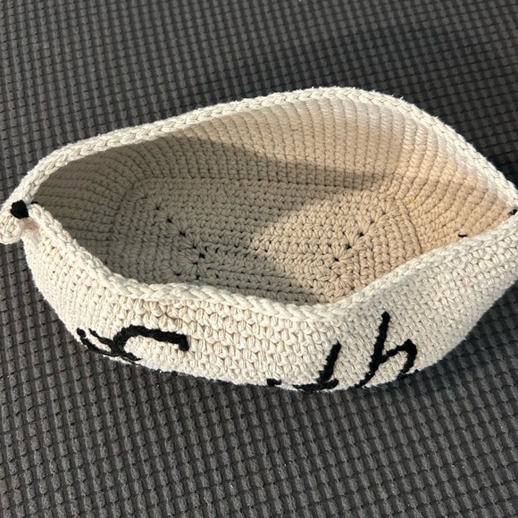 Hand woven Organizer with the word faith - Picture 2 of 2